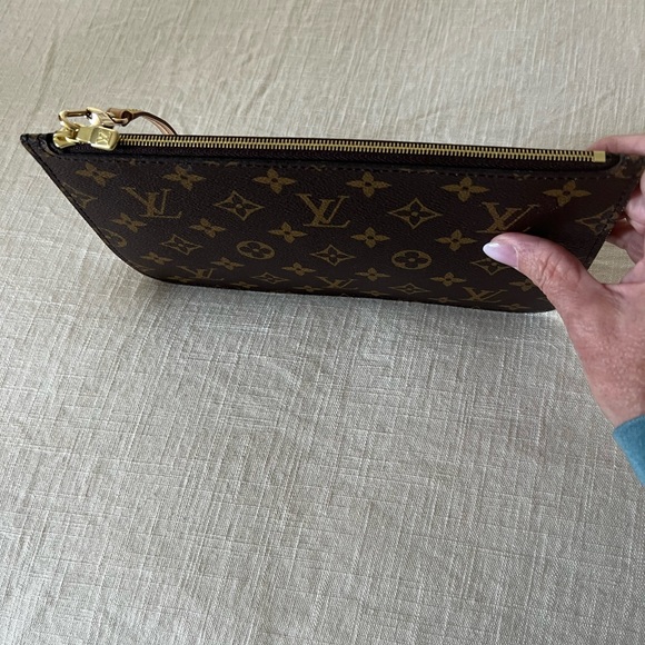 New authentic LV pochette - Picture 4 of 11